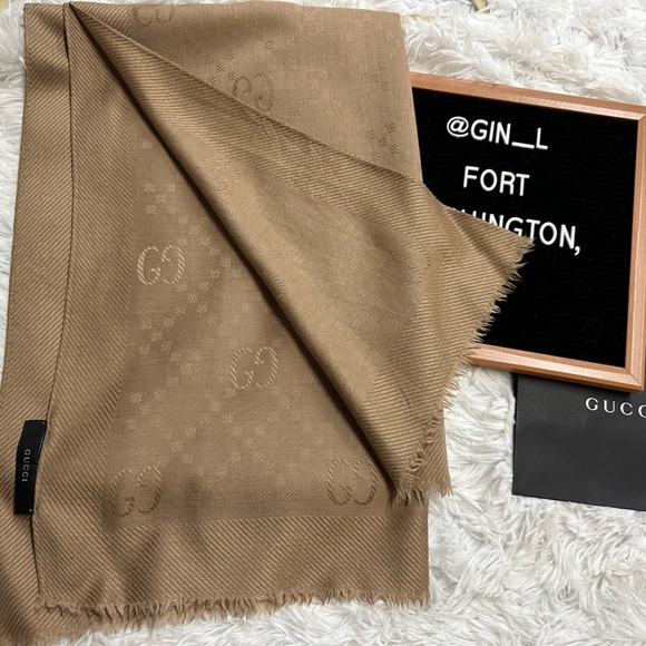100% Authentic GUCCI Wool & Silk Fringe Monogram Large Shawl Scarf | Tan - Picture 2 of 15